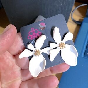 NWT Paparazzi Bisque Magnolia Post Earrings with gold accents💎